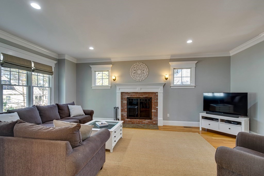 342 Hillcrest Road Needham, MA 02492 - Photo 4 of 33