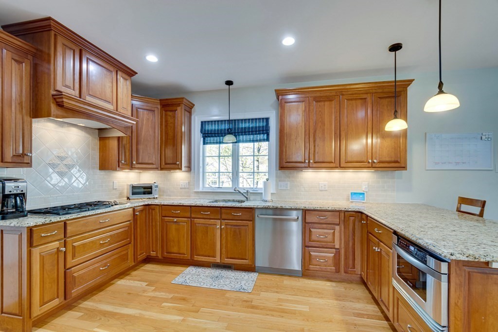 342 Hillcrest Road Needham, MA 02492 - Photo 5 of 33