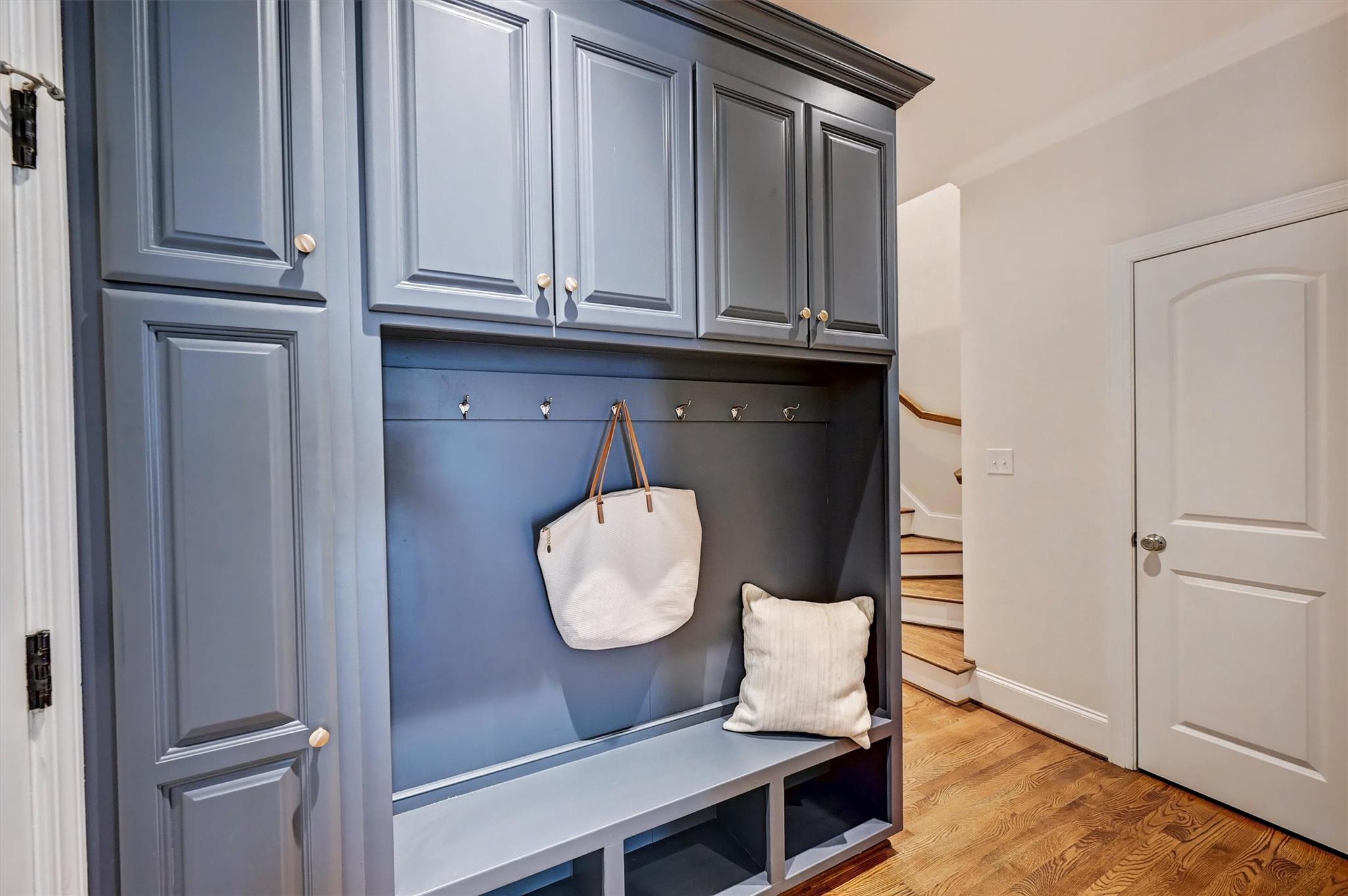 6009 Sharon View Road Charlotte, NC 28226 - Photo 22 of 47 a living room with wooden cabinets