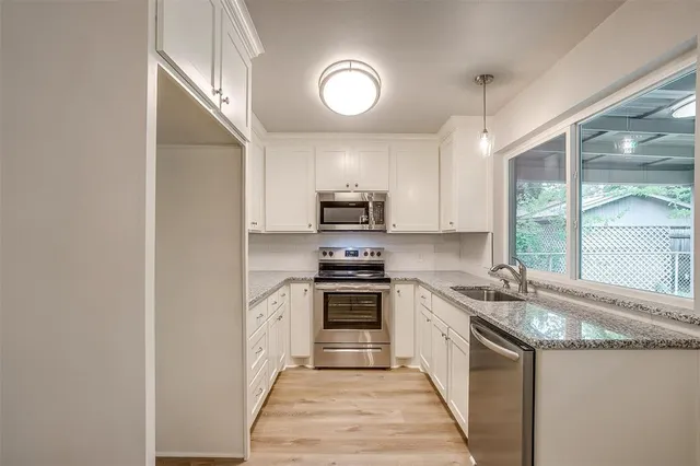 $1,975 | 144 Northwest Suzanne Terrace, Burleson, TX 76028