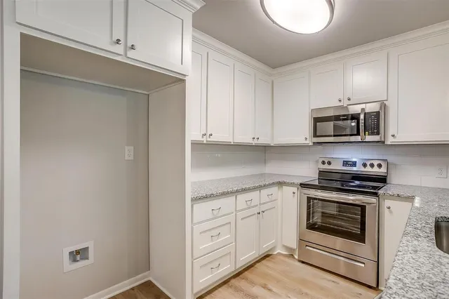 $1,975 | 144 Northwest Suzanne Terrace, Burleson, TX 76028