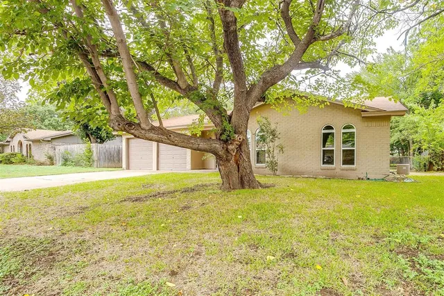 $1,975 | 144 Northwest Suzanne Terrace, Burleson, TX 76028