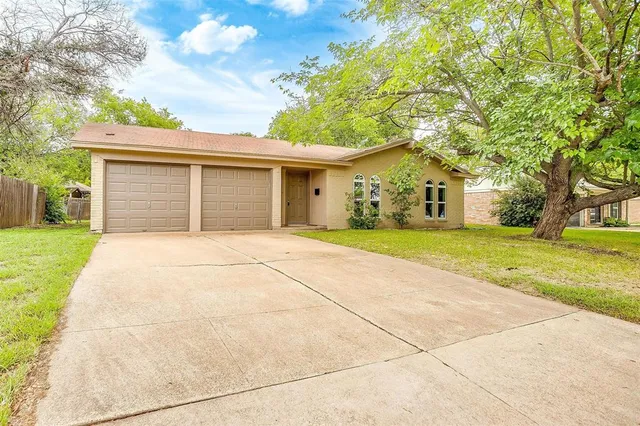 $1,975 | 144 Northwest Suzanne Terrace, Burleson, TX 76028