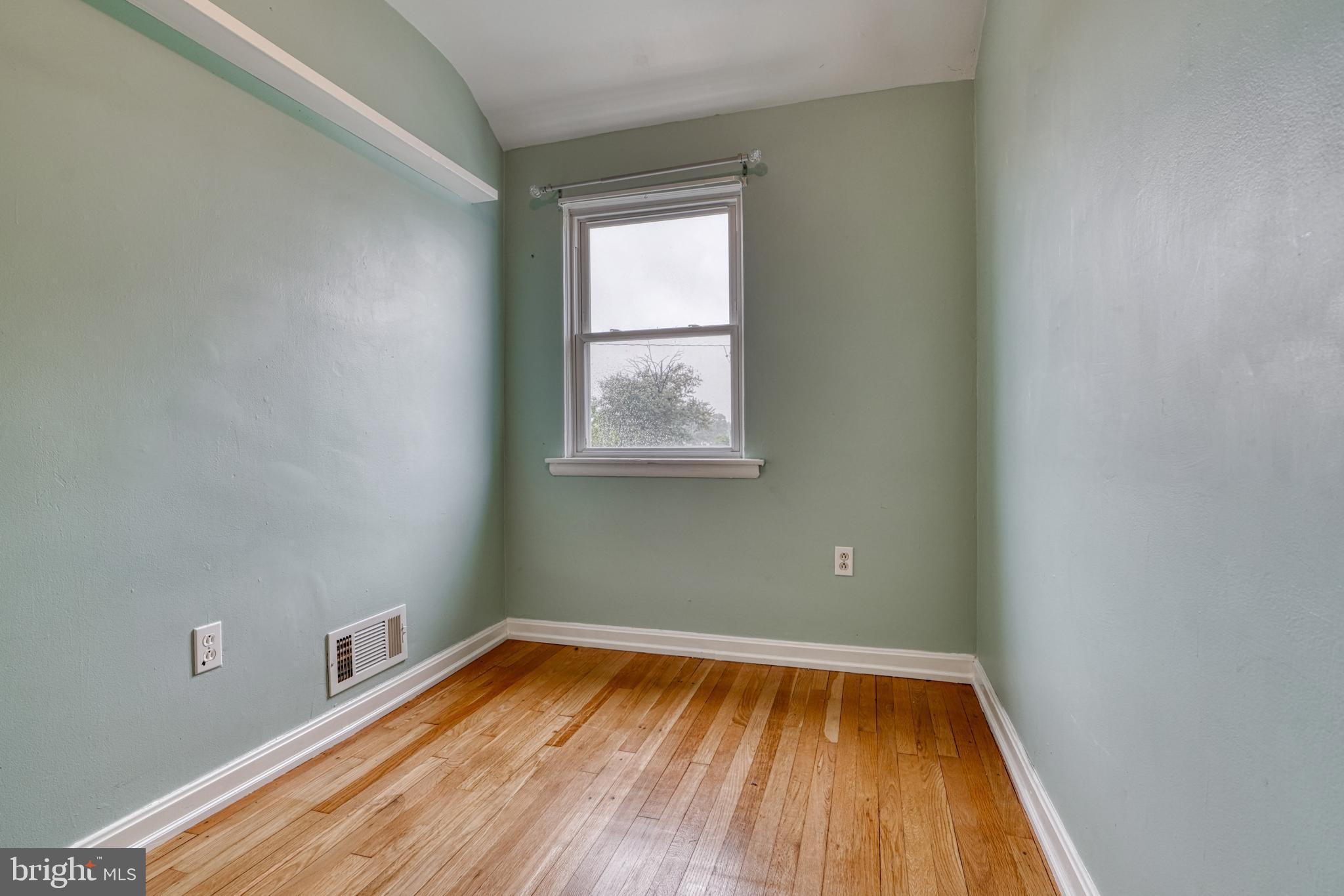 2055 Inverton Road Dundalk, MD 21222 - Photo 27 of 45 3rd Bedroom
