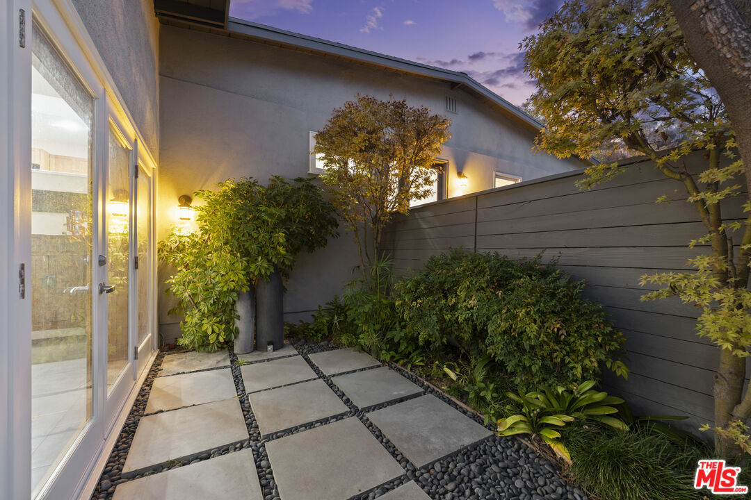 2601 Nichols Canyon Road Los Angeles, CA 90046 - Photo 21 of 28 a view of a pathway both side of house