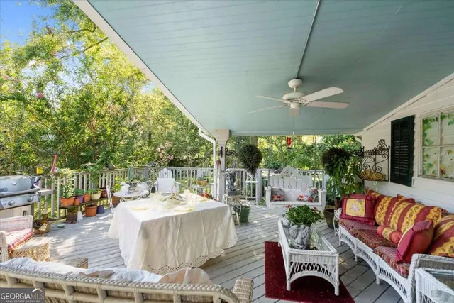 a view of a backyard