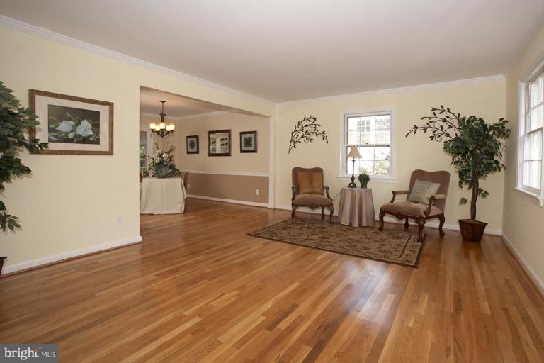 8203 Jeb Stuart Road Potomac, MD 20854 - Photo 12 of 22 Living Room