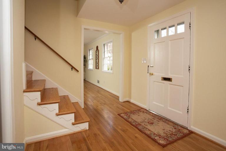 8203 Jeb Stuart Road Potomac, MD 20854 - Photo 15 of 22 Entrance / Foyer