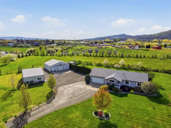 $889,900 | 6211 North Blue Skies Street, Newman Lake, WA 99025
