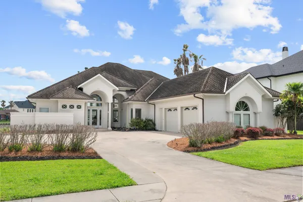 $1,099,999 | 156 Northlake Drive, Thibodaux, LA 70301