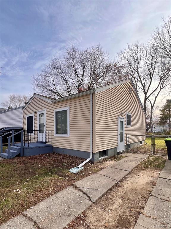 235 West Rutgers Avenue Pontiac, MI 48340 - Photo 3 of 31