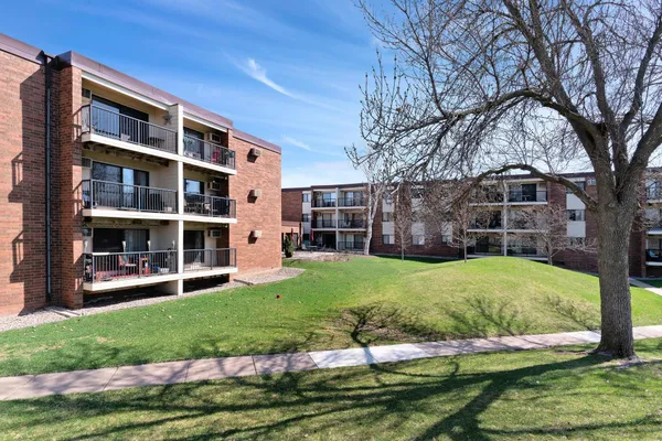 $160,000 | 4 Pine Tree Drive, Unit 110, Arden Hills, MN 55112