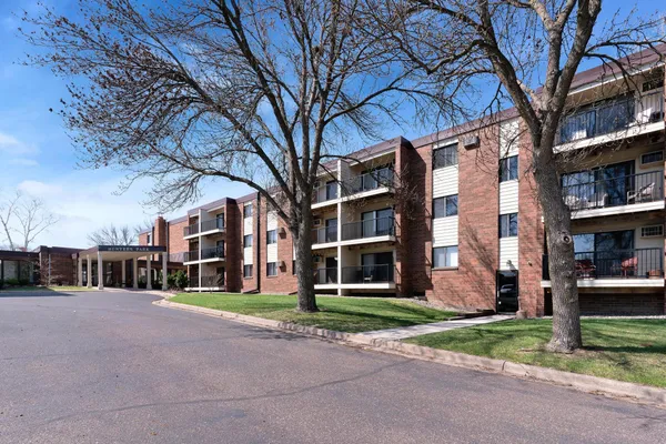 $160,000 | 4 Pine Tree Drive, Unit 110, Arden Hills, MN 55112