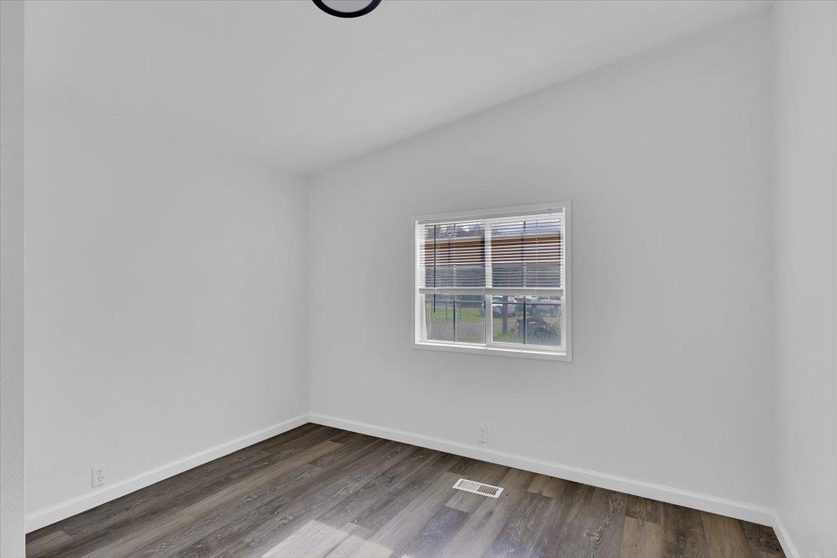 790 Los Verjeles Road Bangor, CA 95901 - Photo 40 of 97 an empty room with a window