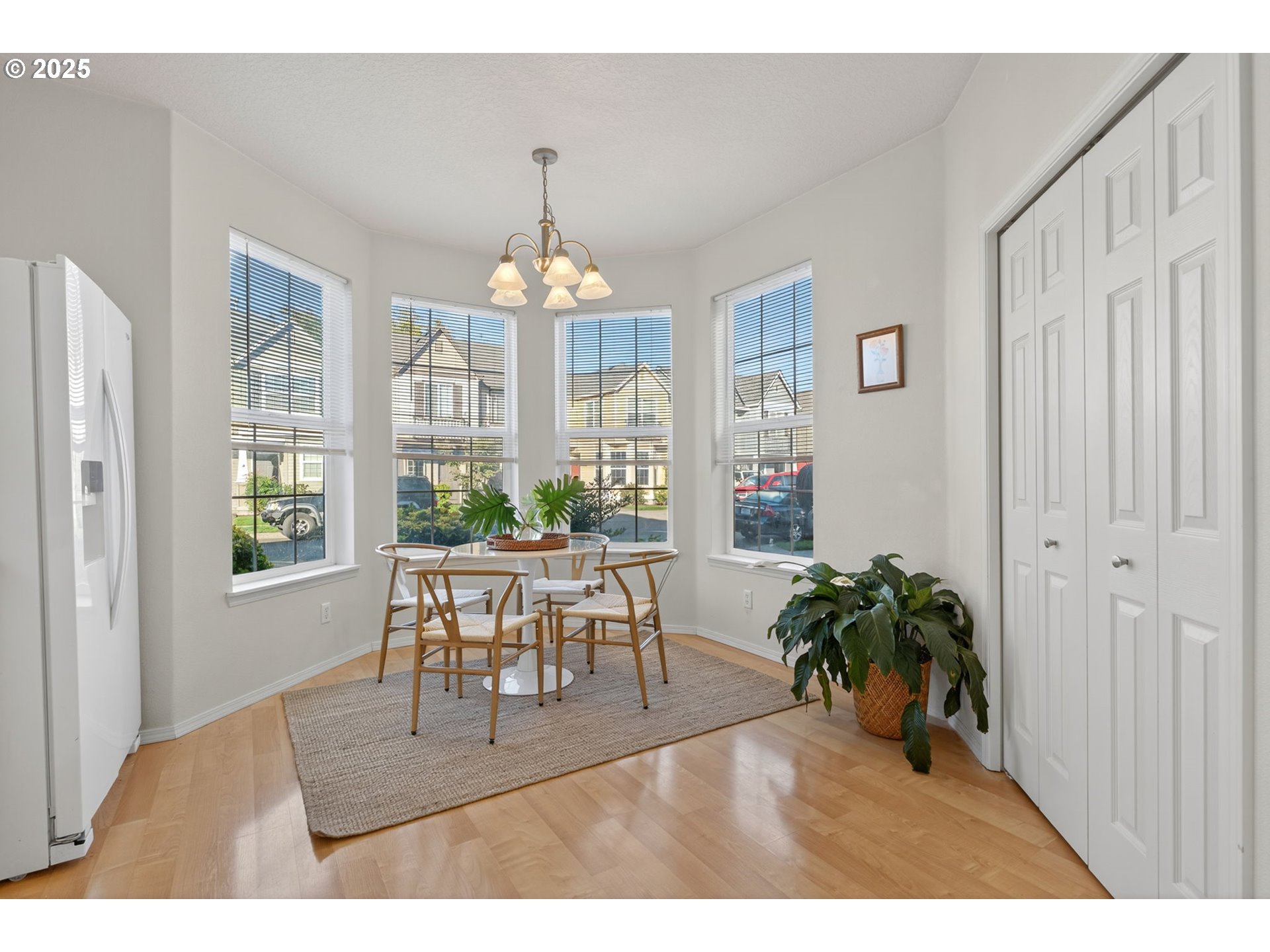6262 Southwest 205th Avenue Beaverton, OR 97078 - Photo 12 of 36 a view of a livingroom and dining room