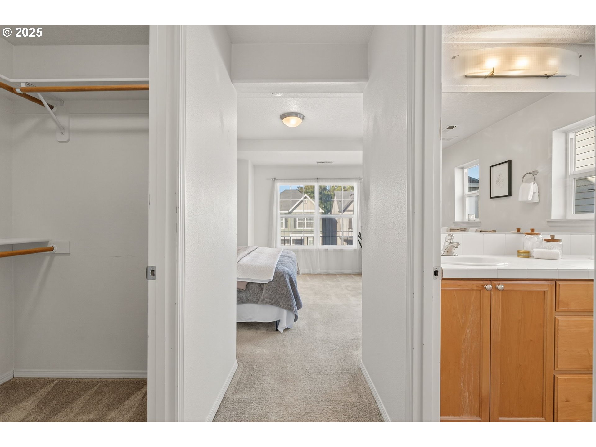 6262 Southwest 205th Avenue Beaverton, OR 97078 - Photo 21 of 36 a living room with a sink and a mirror