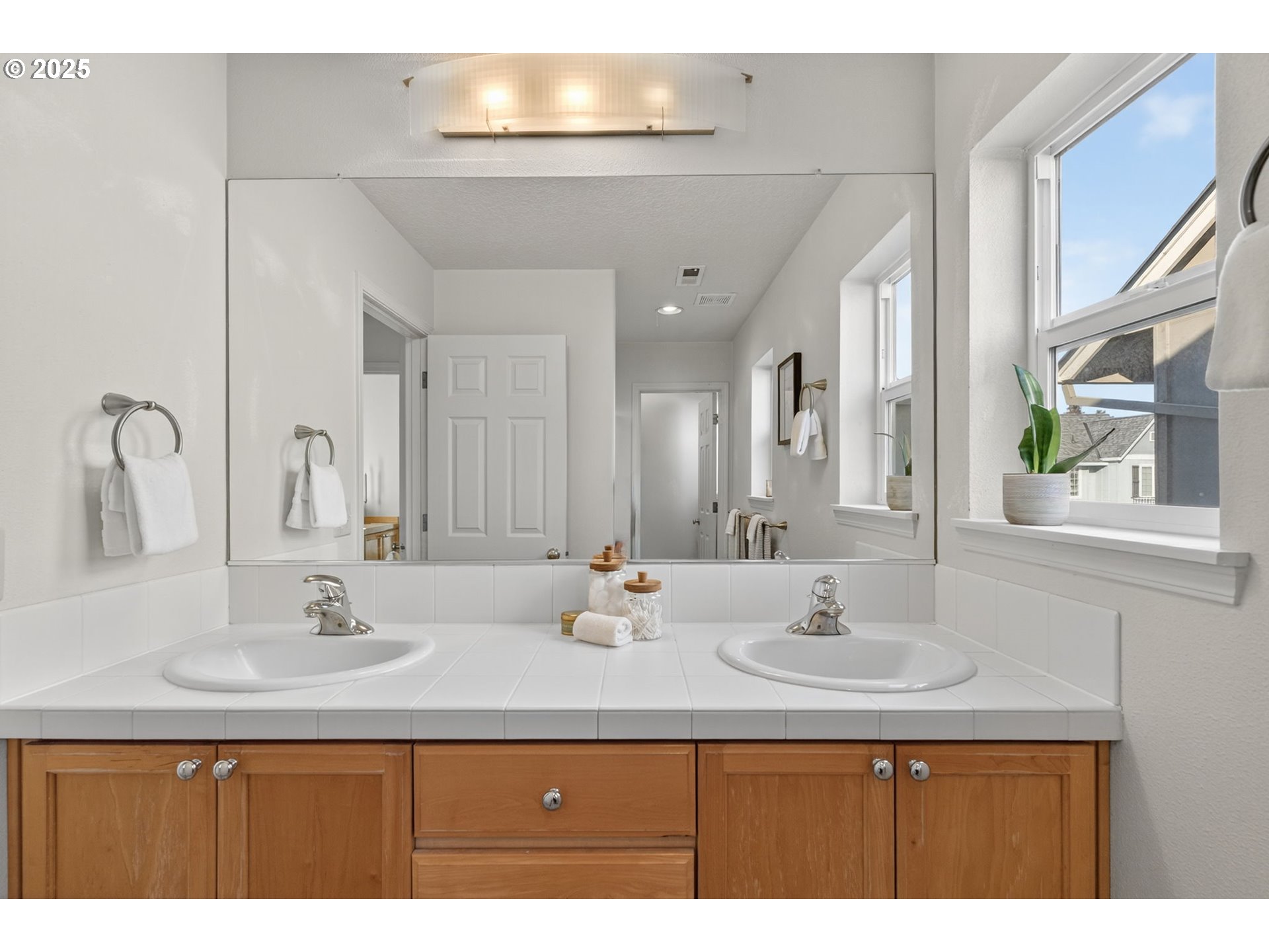 6262 Southwest 205th Avenue Beaverton, OR 97078 - Photo 23 of 36 a bathroom with double sink and a mirror