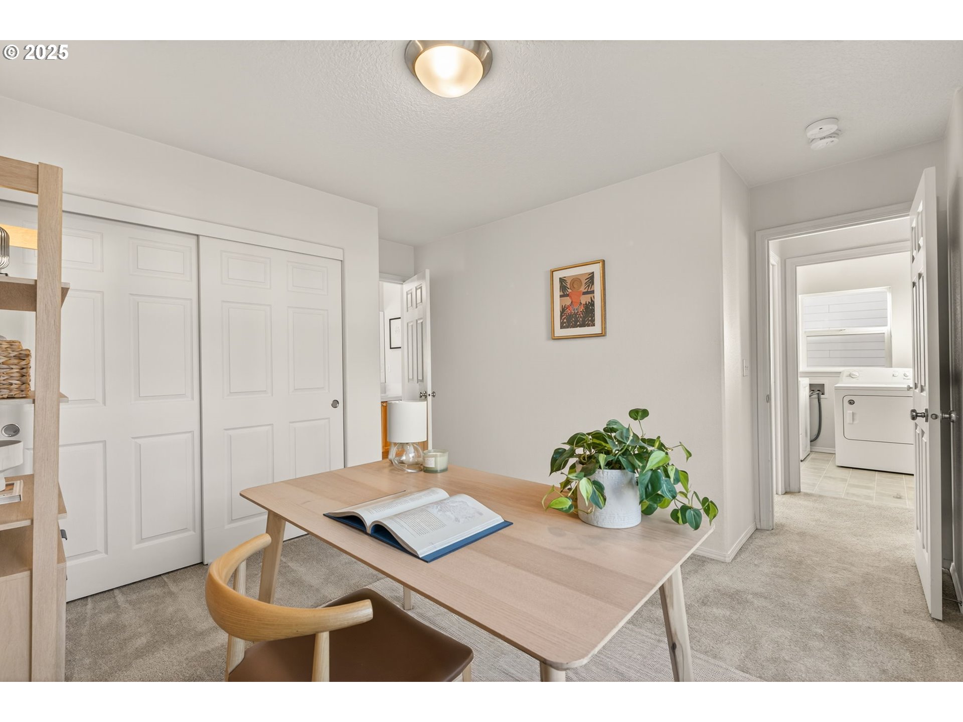 6262 Southwest 205th Avenue Beaverton, OR 97078 - Photo 28 of 36 a living room with a table and a potted plant