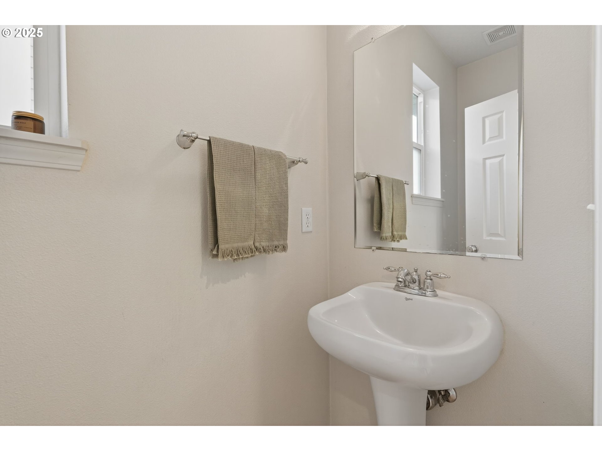 6262 Southwest 205th Avenue Beaverton, OR 97078 - Photo 10 of 36 a bathroom with a sink and a mirror