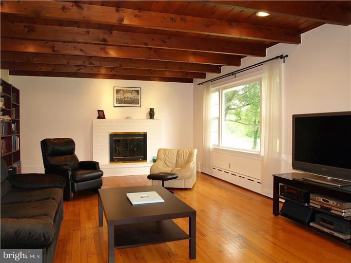 85 Barry Road Chalfont, PA 18914 - Photo 3 of 17 Gallery Image 3