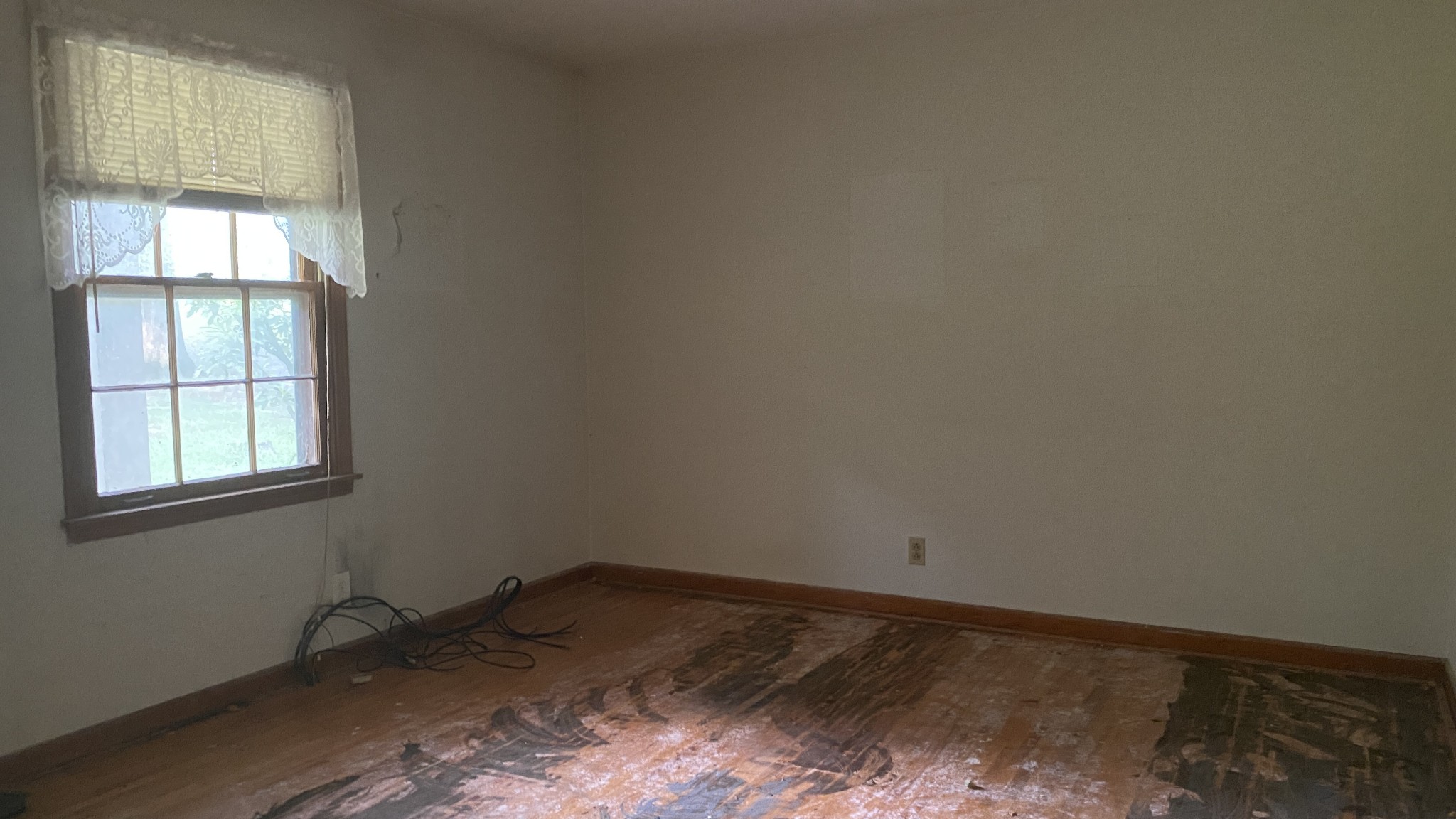 2292 South Hinton Road Southside, TN 37171 - Photo 29 of 32 an empty room with a window