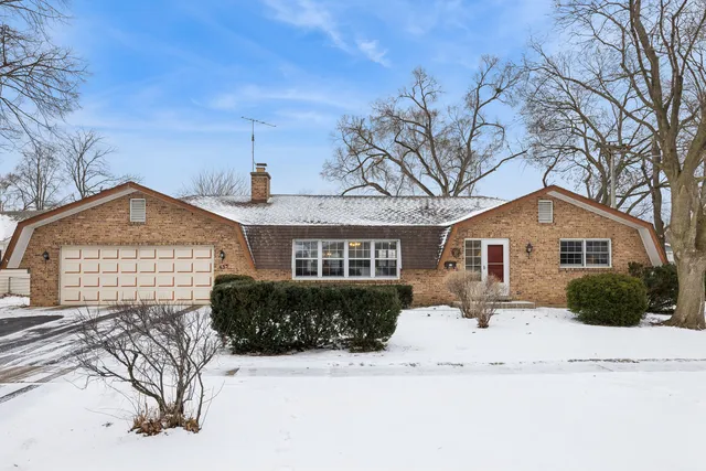 $385,000 | 635 Eletson Drive, Crystal Lake, IL 60014