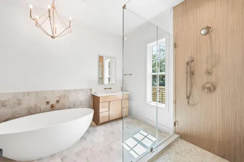 a view of bathroom with washing machine