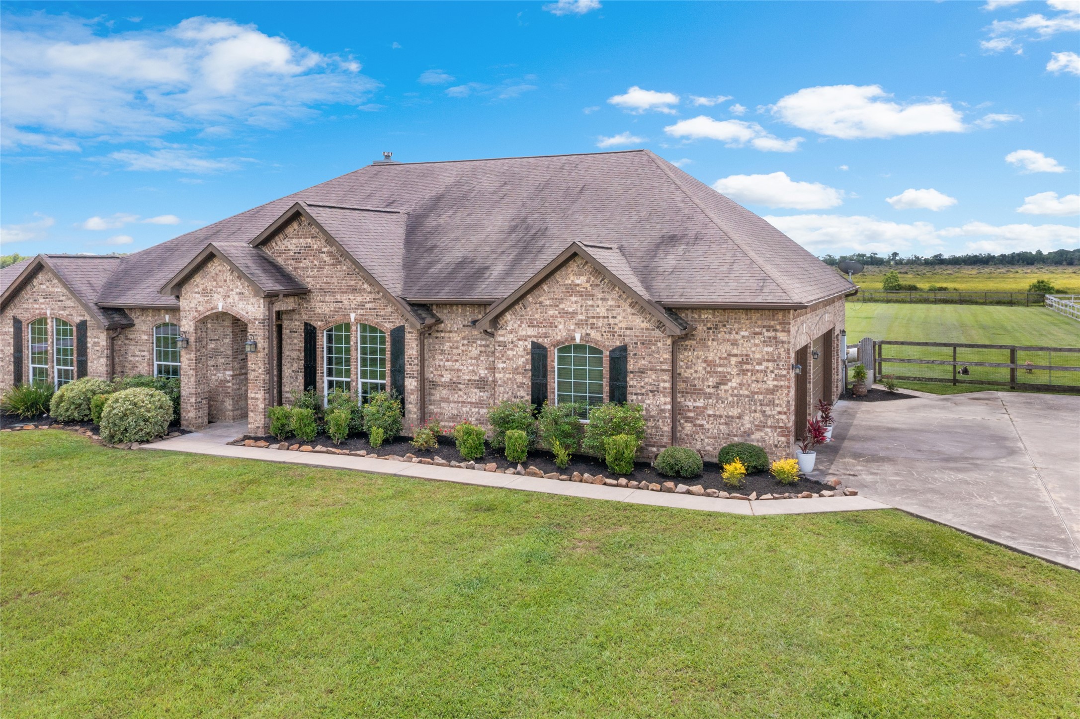7842 Pebble Hill Lane Rosharon, TX 77583 - Photo 33 of 33 a front view of a house with a garden and plants