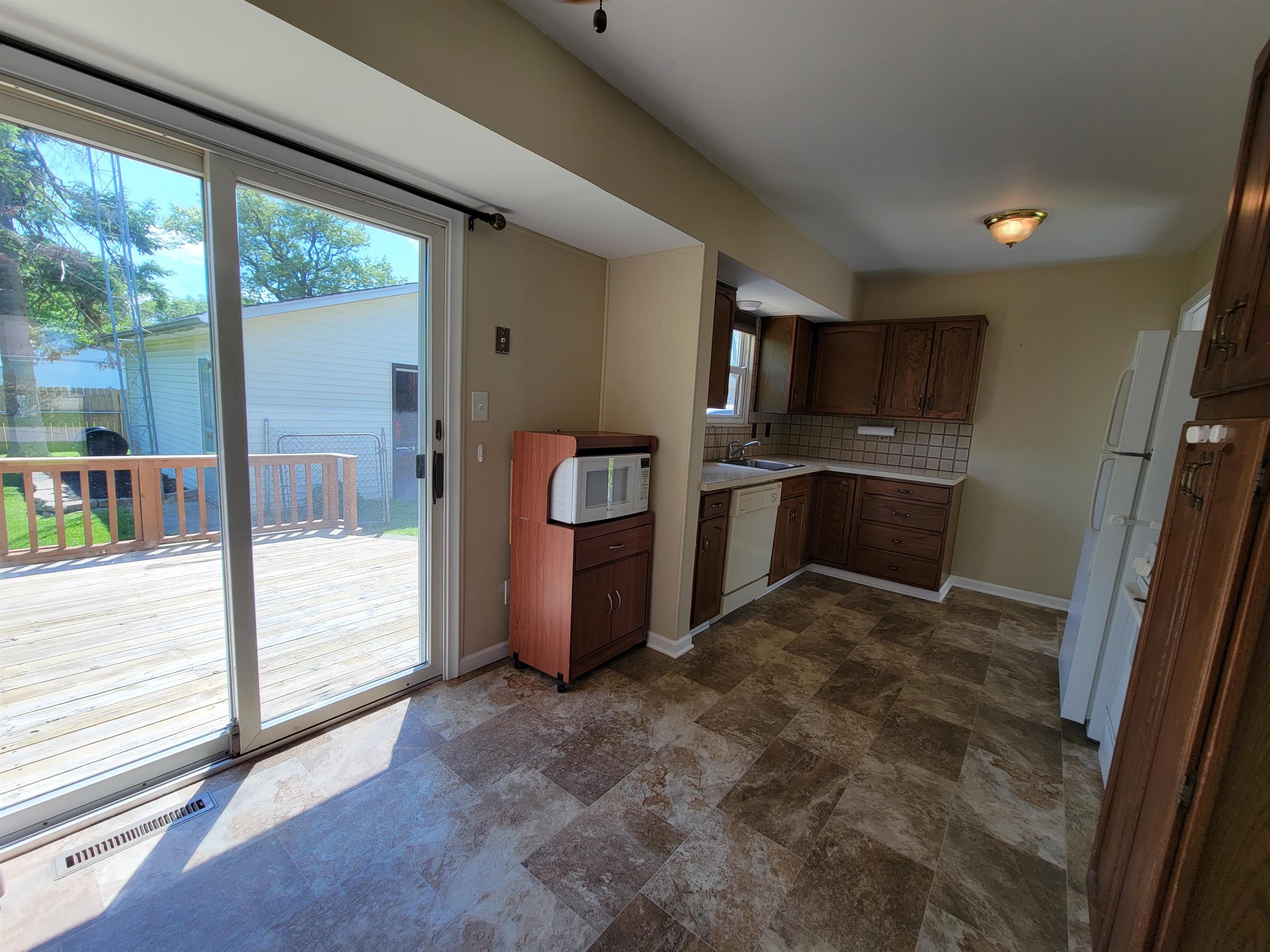 522 Walnut Street Flushing, MI 48433 - Photo 3 of 34 50142498-4338ba54-9f86-4d9c-8dc0-51da567f5334.JPG