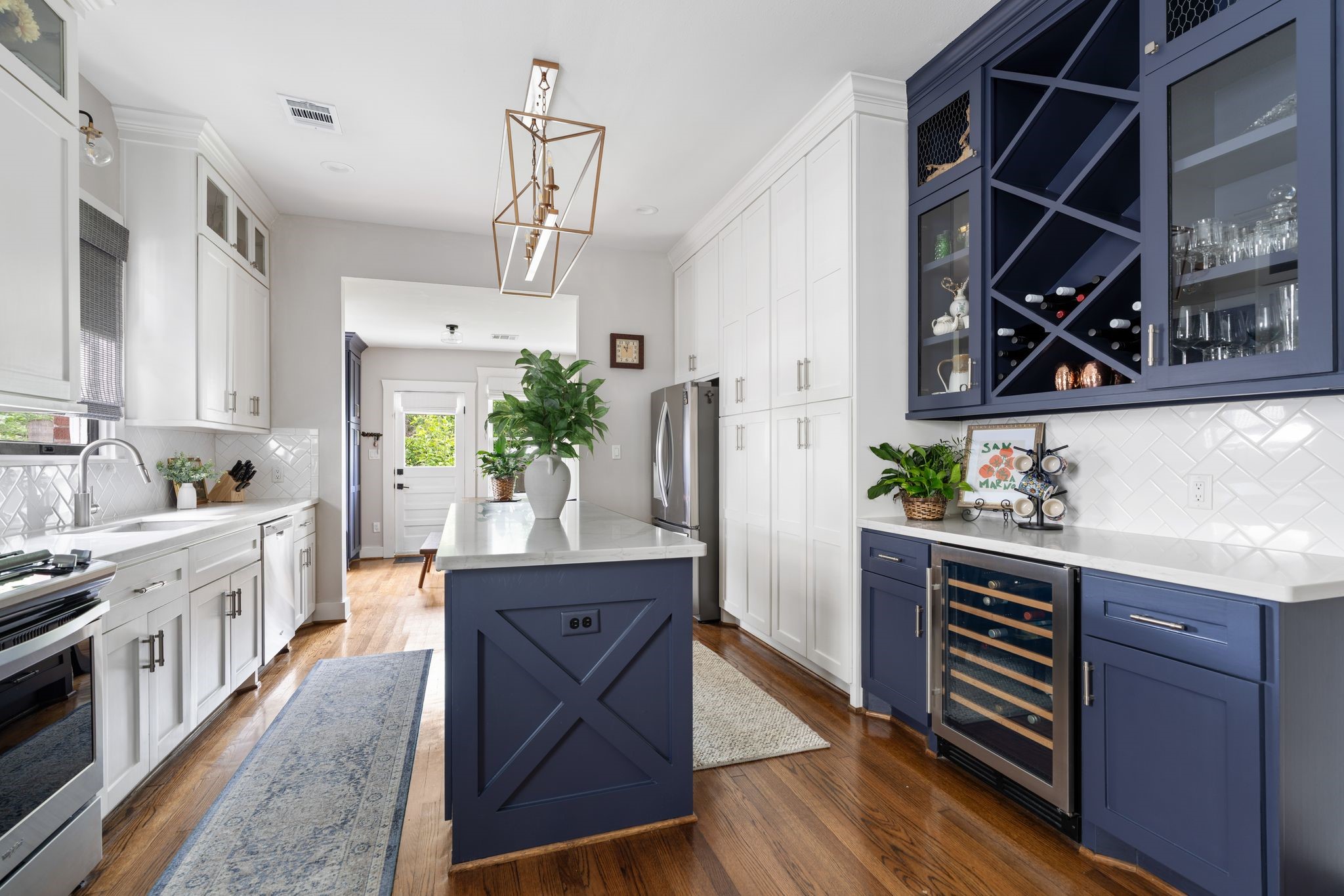 3206 Morrison Street Houston, TX 77009 - Photo 10 of 30 The dry bar with plenty of beverage and wine storage makes entertaining in this home a breeze!