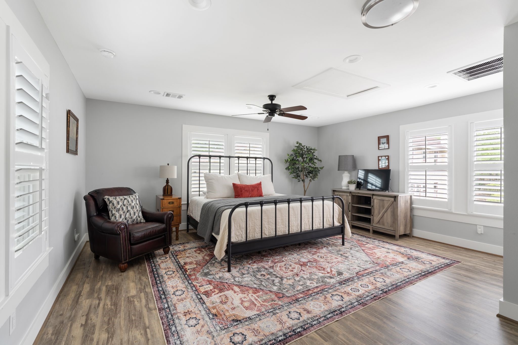 3206 Morrison Street Houston, TX 77009 - Photo 24 of 30 Fully remodeled in 2019, this apartment includes its own kitchenette and full bathroom.