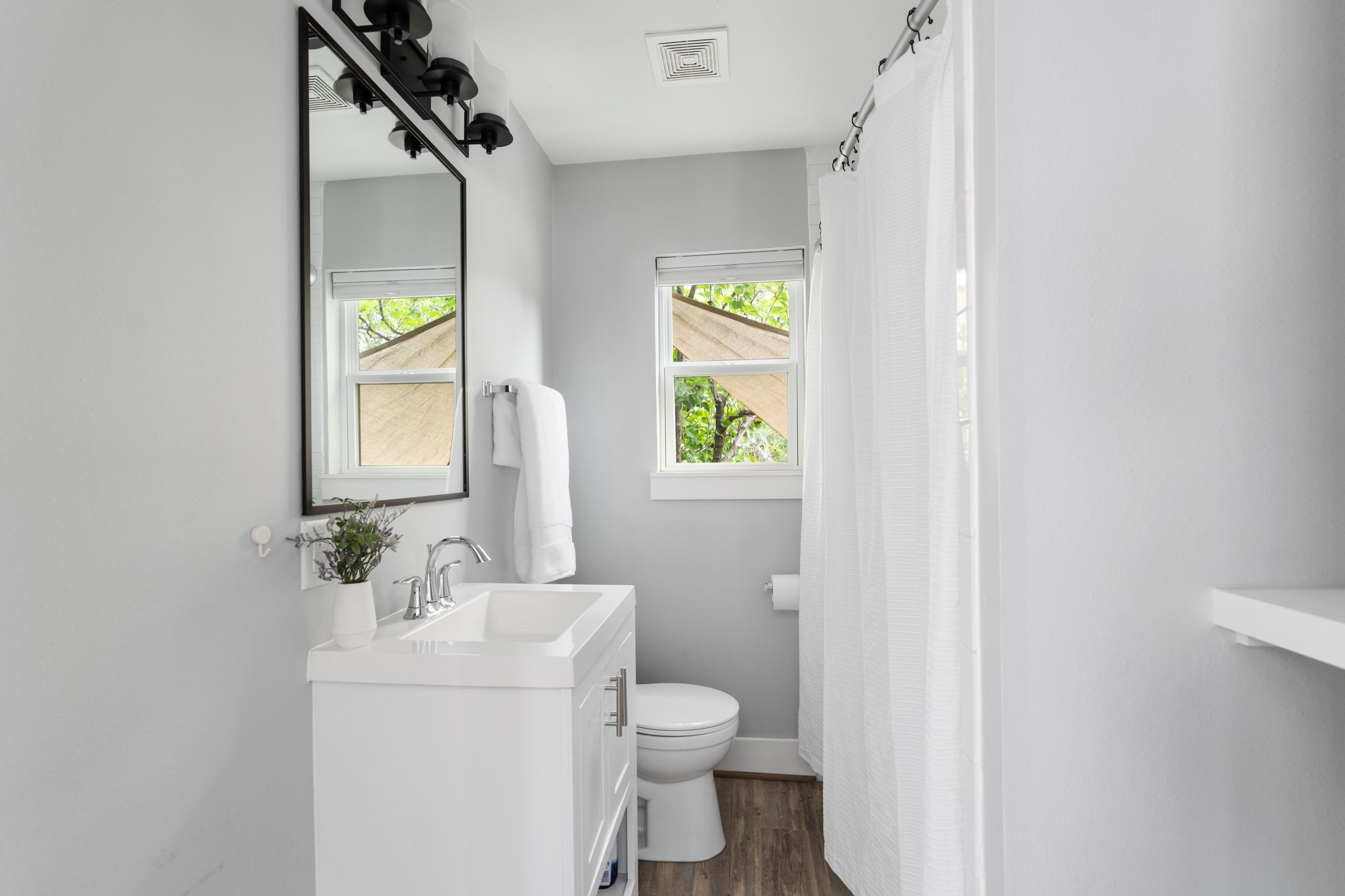 3206 Morrison Street Houston, TX 77009 - Photo 27 of 30 The garage apartment bathroom boasts a modern vanity with ample storage and a shower/tub combo, perfect for unwinding after a long day or accommodating guests with ease.