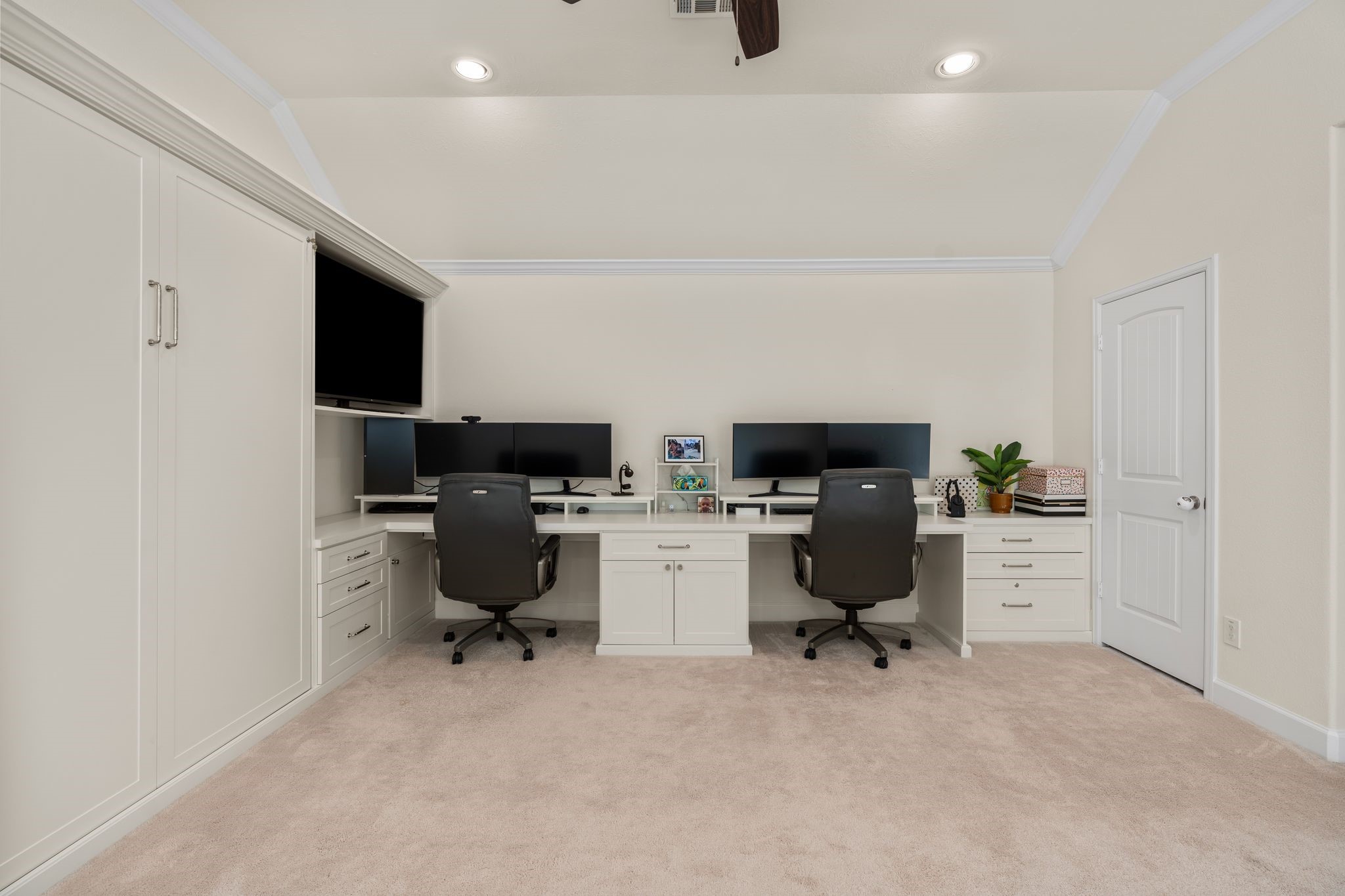5230 Darling Street Houston, TX 77007 - Photo 19 of 34 A closer look at the built-in desk