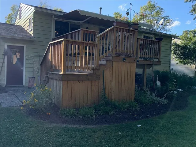 a view of front of house with a yard