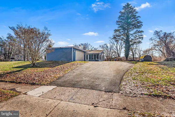 a view of a yard with a house
