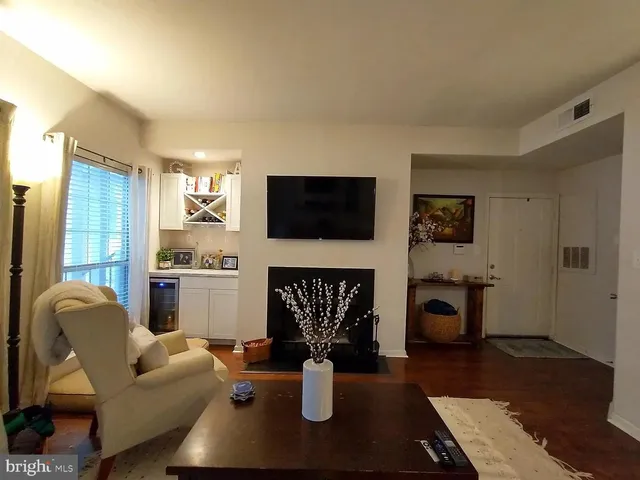 $295,000 | 3904 Penderview Drive, Unit 706, Fairfax, VA 22033