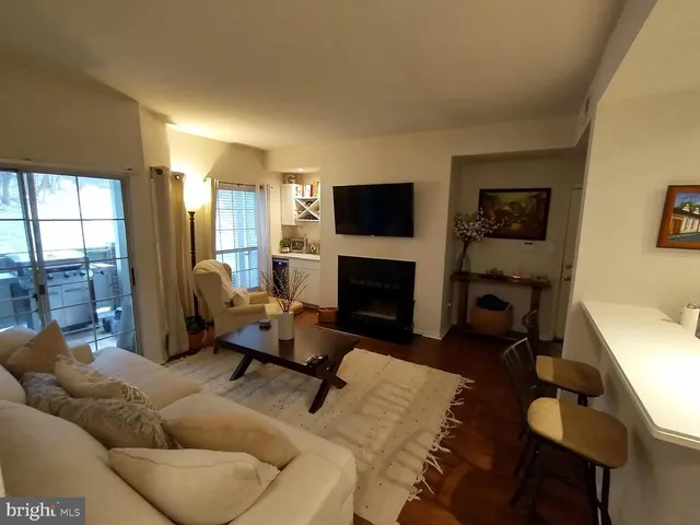 $295,000 | 3904 Penderview Drive, Unit 706, Fairfax, VA 22033