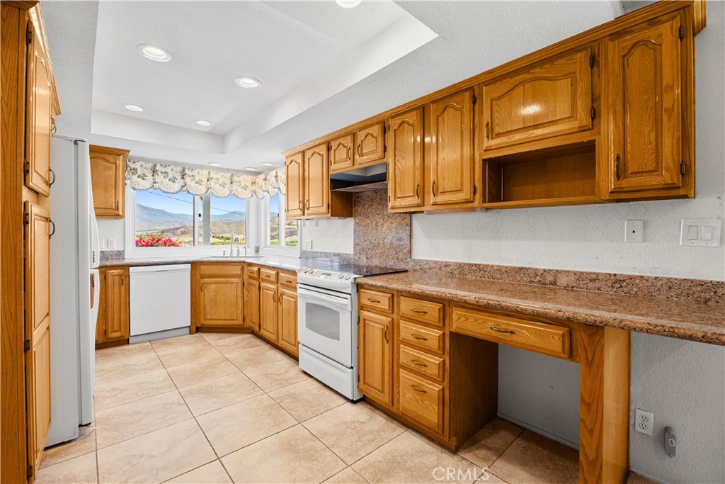 26660 Rim Road Hemet, CA 92544 - Photo 17 of 49 kitchen