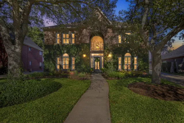 a view of entryway and hall