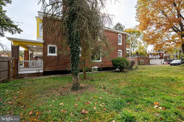 a view of a back yard of the house