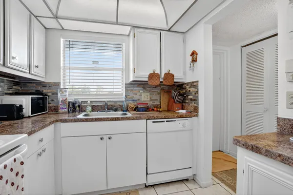 a view of utility room