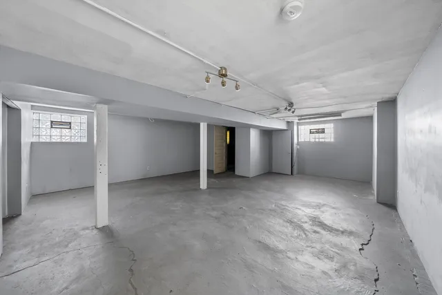 $2,500 | 7643 South Paxton Avenue, Chicago, IL 60649