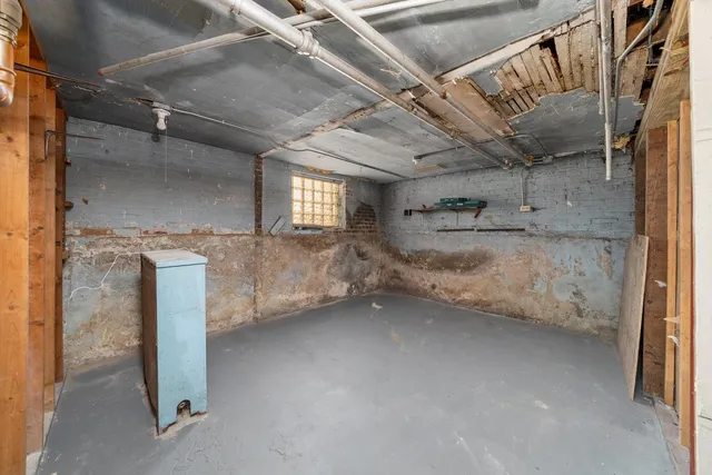 $2,500 | 7643 South Paxton Avenue, Chicago, IL 60649