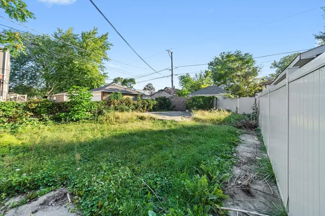 $2,500 | 7643 South Paxton Avenue, Chicago, IL 60649