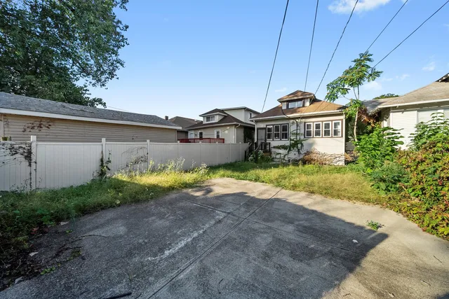 $2,500 | 7643 South Paxton Avenue, Chicago, IL 60649