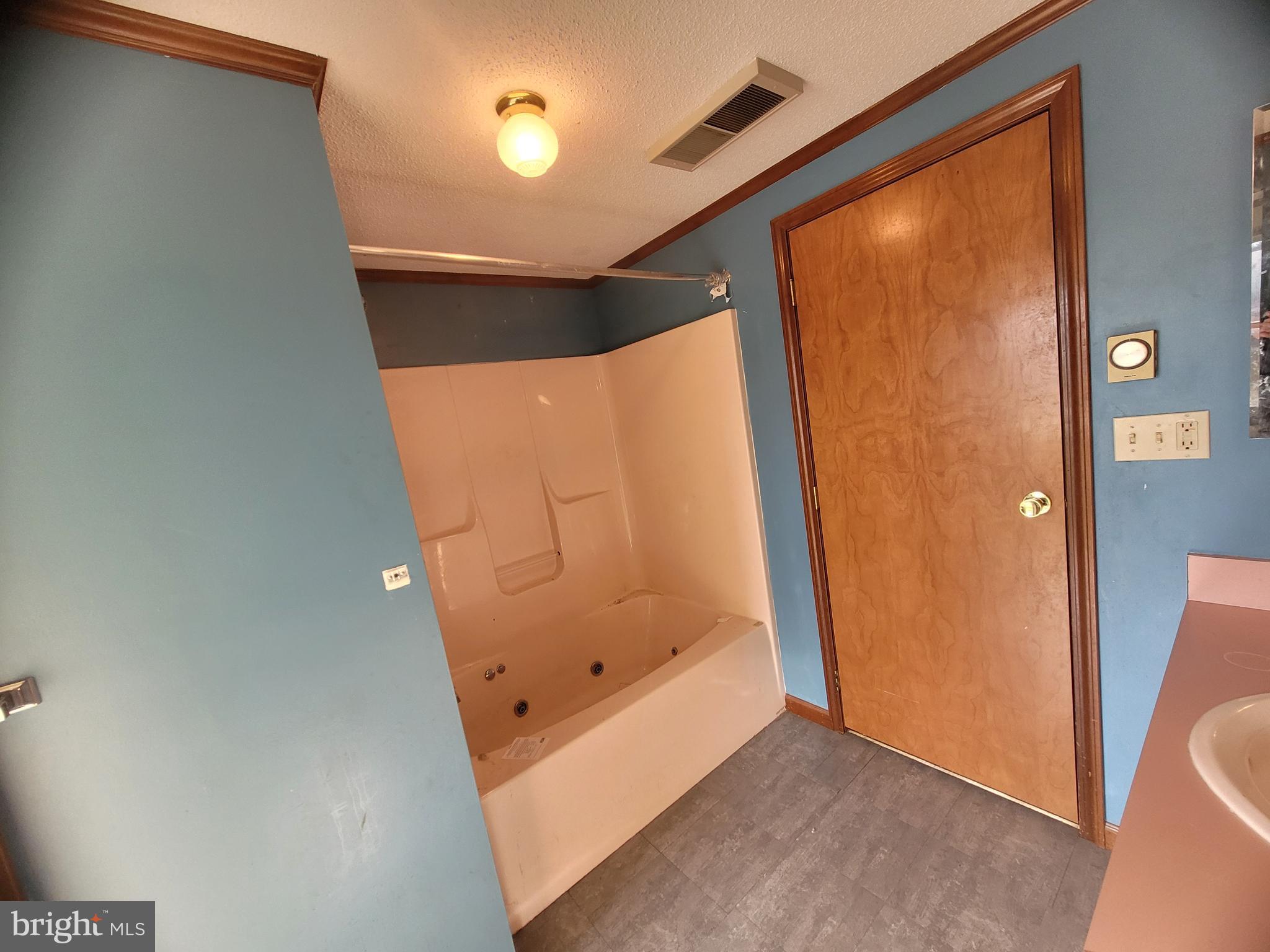 16821 Porter Road Northwest Frostburg, MD 21532 - Photo 19 of 39 a bathroom with a glass shower door