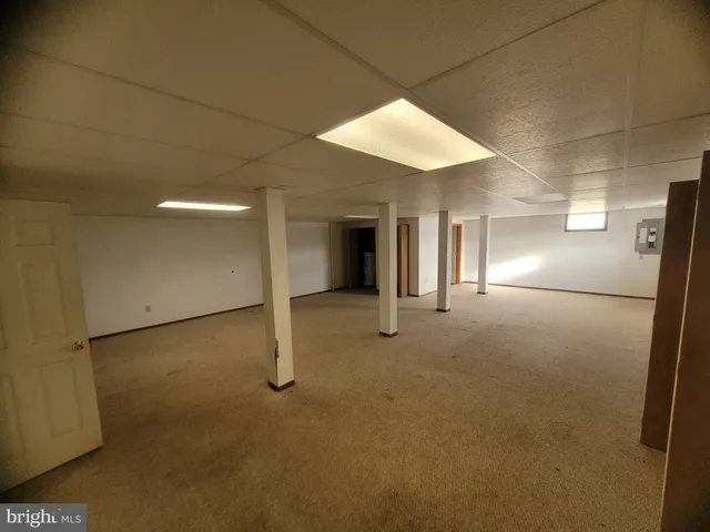 a view of a big room with closet and a yard