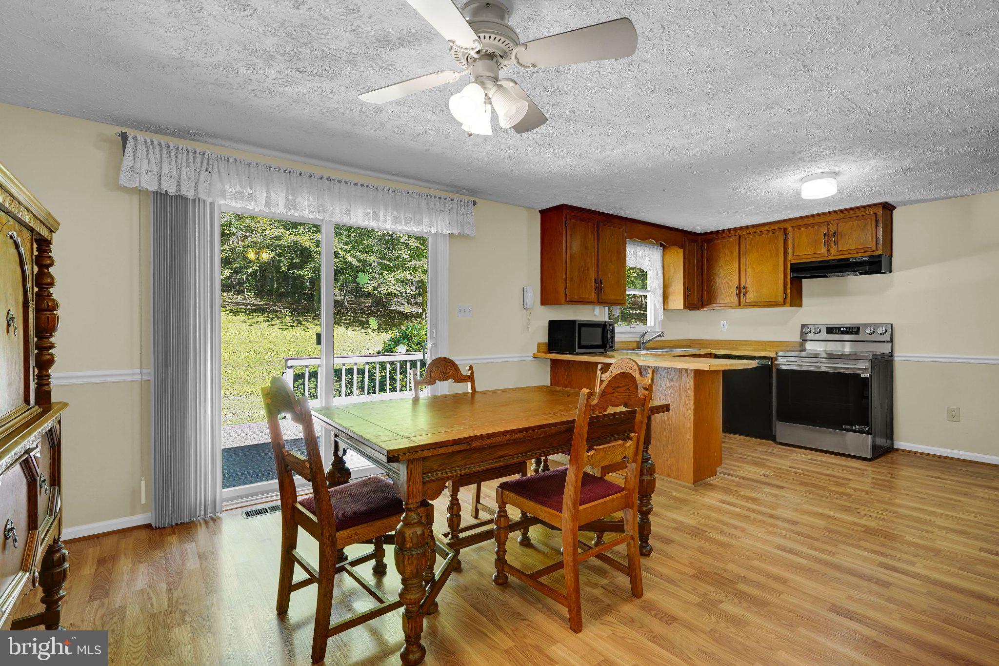 6067 Pilgrims Rest Road Broad Run, VA 20137 - Photo 17 of 58 Bright and inviting kitchen space.
