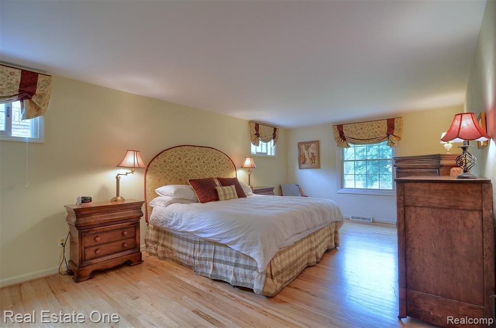 33877 Hunters Pointe Road Farmington Hills, MI 48331 - Photo 23 of 44