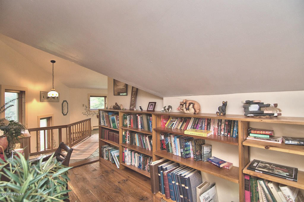 140 Johnny Bee Road Dingmans Ferry, PA 18328 - Photo 22 of 39 Library